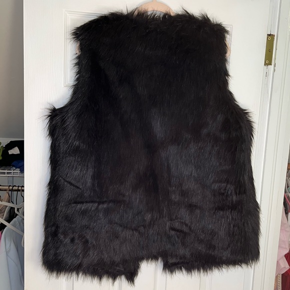 Black Faux Fur Oversized Vest - Picture 4 of 5
